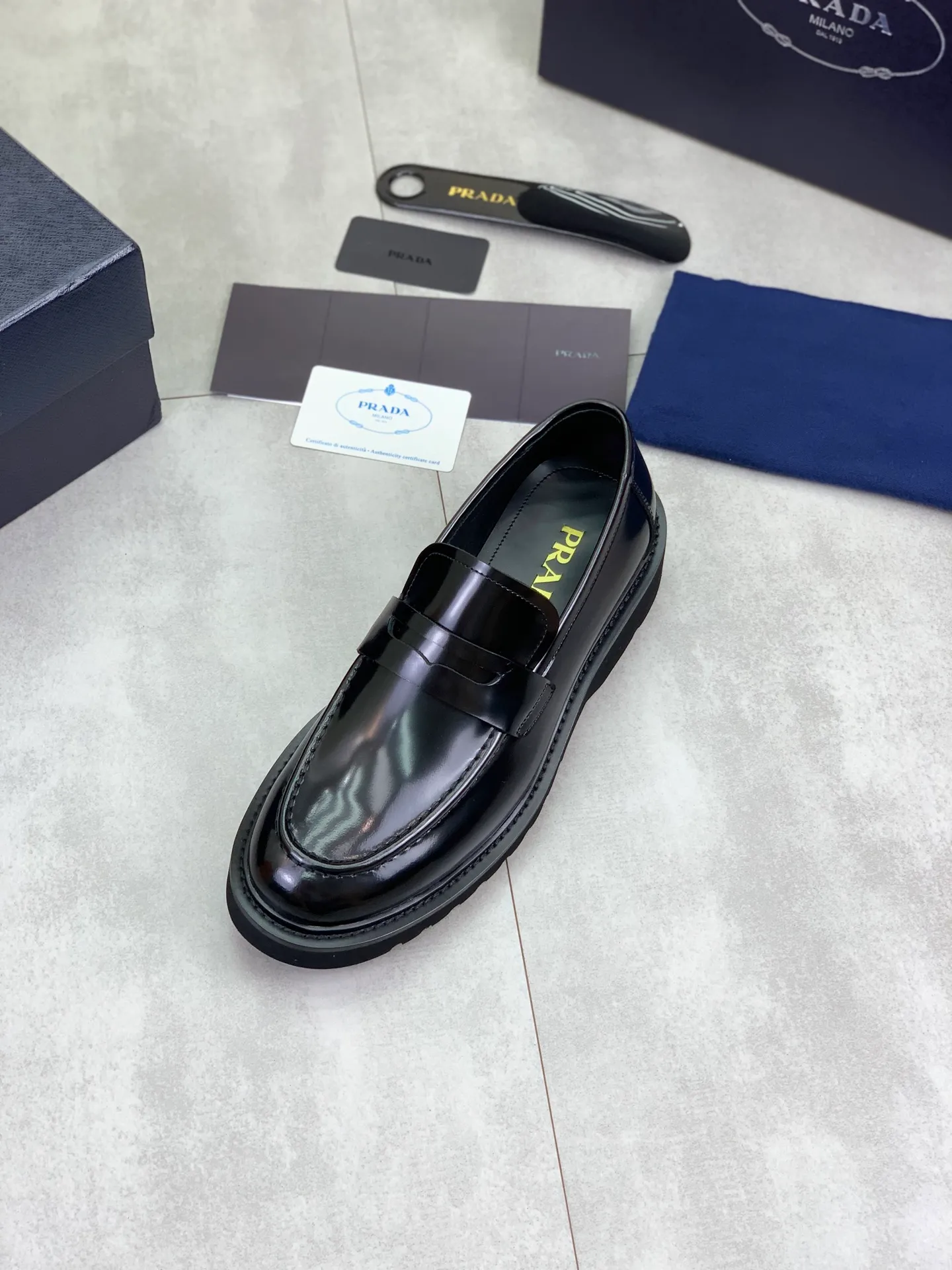 Factory price P880💰Original quality, top version🔱 ＰＲＡＤＡPrada. Men’s business casual leather shoes, top quality products. 1:1 shipment⬆️Luxurious and noble👞All imported original color-brushed edge beads, just to create a more comfortable wearing experience. Upper: Original comfortable open-edge bead rubbed color calfskin➕Top imported water-dyed full cow lining, original high-end lightweight and comfortable TPU foam combination bottom✔️Code number: 39-44 (38 45) 46 47 can be customized)